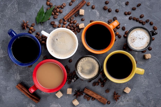 Gratis foto bovenaanzicht van koffie cups concept