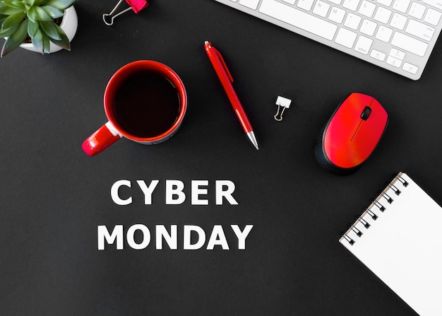Bovenaanzicht van koffie met muis en toetsenbord voor cyber maandag