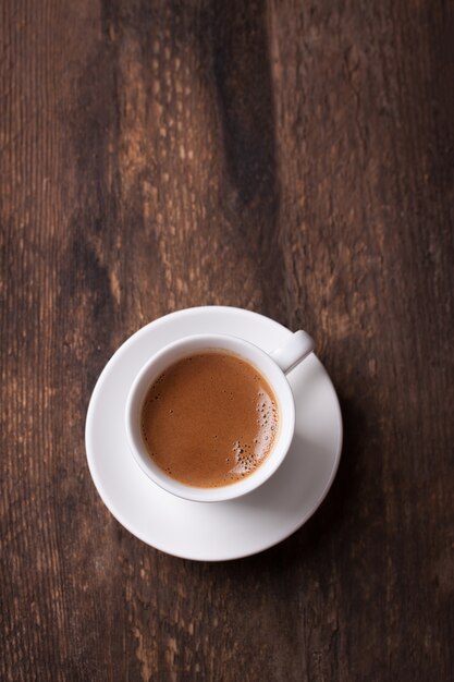 Bovenaanzicht van koffie op houten tafel