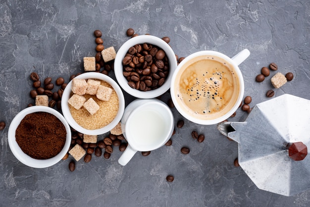 Bovenaanzicht van koffiekopjes en bonen