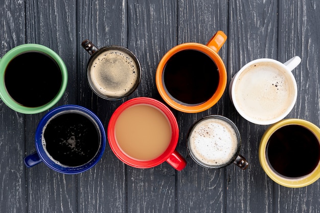 Gratis foto bovenaanzicht van koffiekoppen op houten tafel