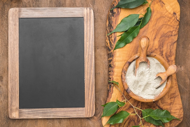 Bovenaanzicht van kom met poeder en schoolbord