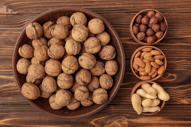 Bovenaanzicht van kom met walnoten en andere noten