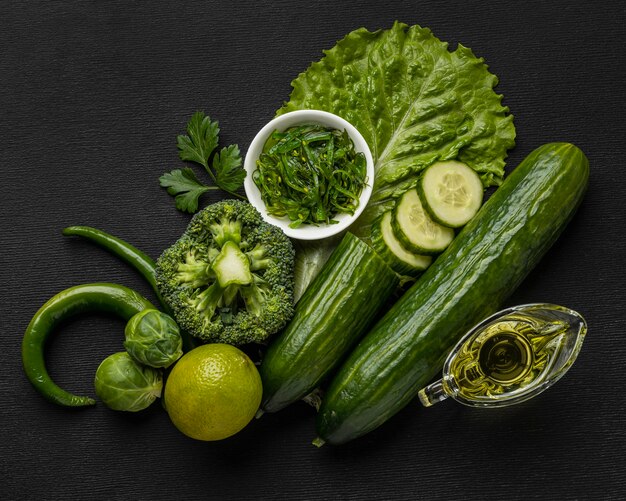 Bovenaanzicht van komkommers met broccoli