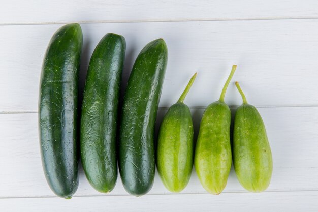 Bovenaanzicht van komkommers op houten oppervlak