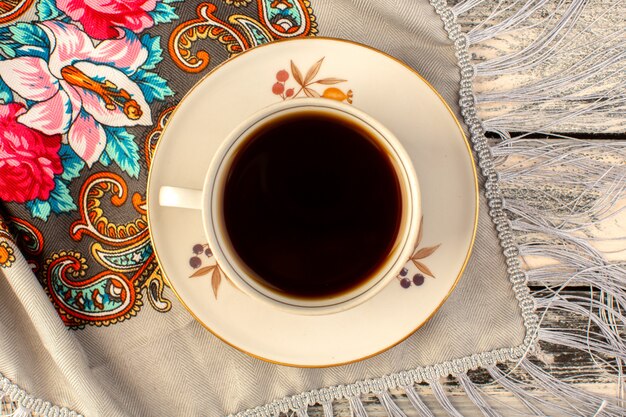 Bovenaanzicht van kopje koffie warm en sterk op het grijze houten bureau