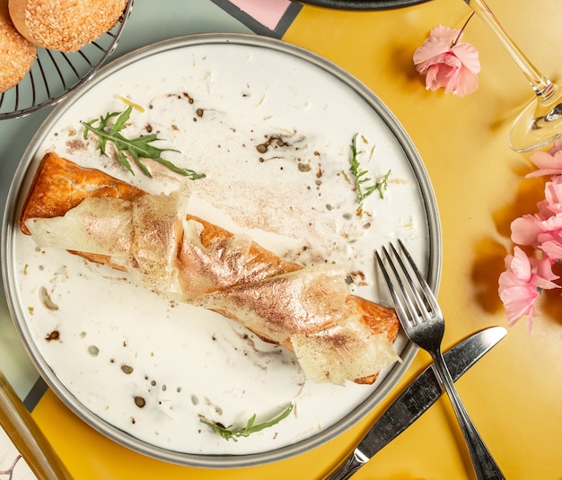 Bovenaanzicht van lange taart gegarneerd met ananas en kaneel poeder