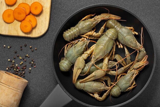 Bovenaanzicht van langoesten in een pan