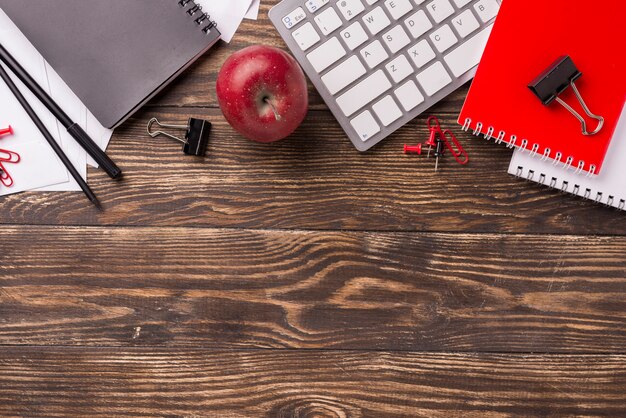 Bovenaanzicht van laptop en toetsenbord op houten bureau