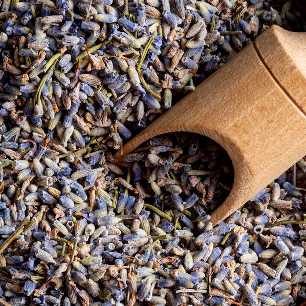 Bovenaanzicht van lavendel met lepel