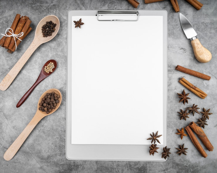 Gratis Foto bovenaanzicht van leeg menu met kaneelstokjes en steranijs