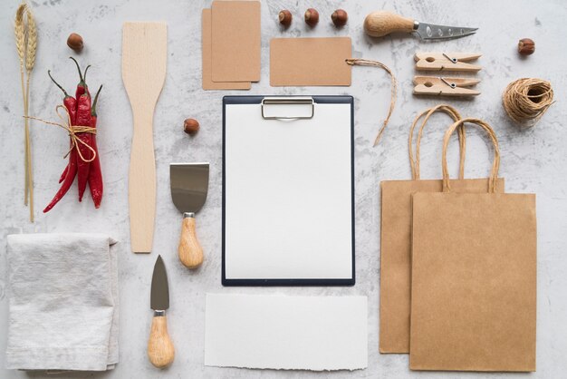 Bovenaanzicht van leeg menu met papieren zakken en chili pepers