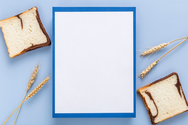 Gratis foto bovenaanzicht van leeg menu met tarwe en brood