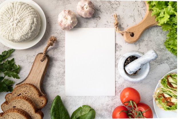 Bovenaanzicht van leeg menu met tomaten en knoflook