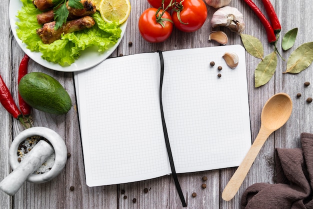 Gratis foto bovenaanzicht van leeg menu met tomaten en salade