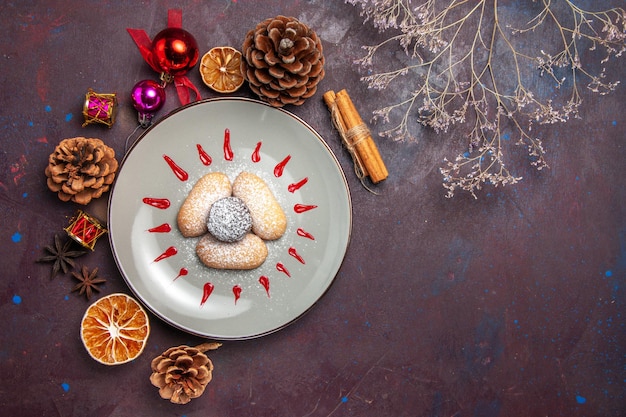 Bovenaanzicht van lekkere koekjes suiker poedersuiker snoep op zwart