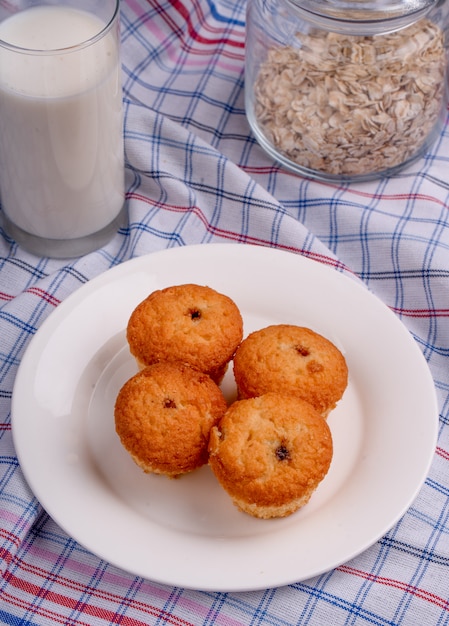 Bovenaanzicht van lekkere muffins op een witte plaat