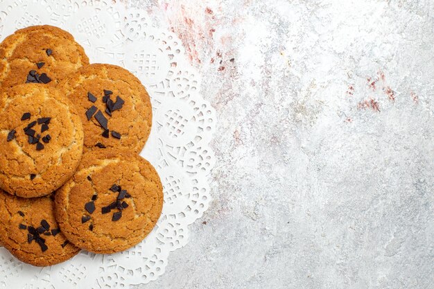 Bovenaanzicht van lekkere zandkoekjes perfecte snoepjes voor kopje thee op witte ondergrond