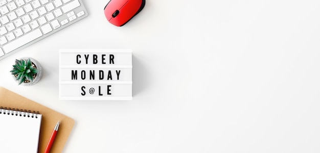 Bovenaanzicht van lichtbak voor cyber maandag met toetsenbord en muis