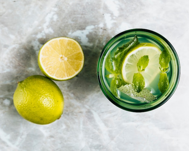 Bovenaanzicht van limonade op mable achtergrond