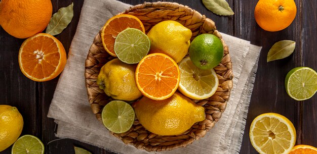 Bovenaanzicht van mand met sinaasappelen en limoenen (lemmetjes)
