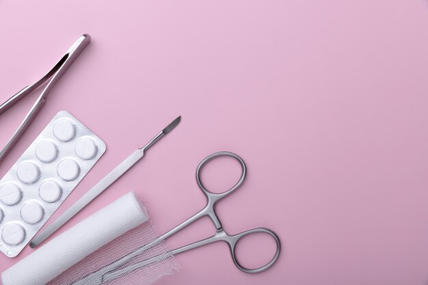 Bovenaanzicht van medische scalpel met andere instrumenten voor geneeskunde