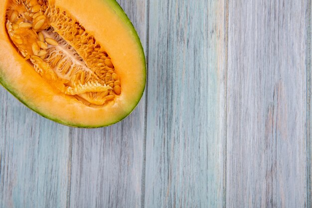 Bovenaanzicht van meloen meloen segment op grijs hout met kopie ruimte
