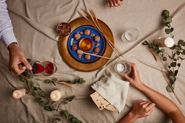 Gratis foto bovenaanzicht van mensen die een feest hebben voor de eerste dag van pesach seder