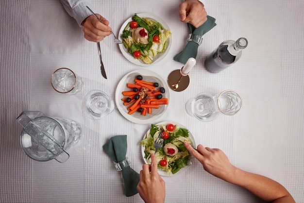 Bovenaanzicht van mensen die een feest hebben voor de eerste dag van Pesach seder