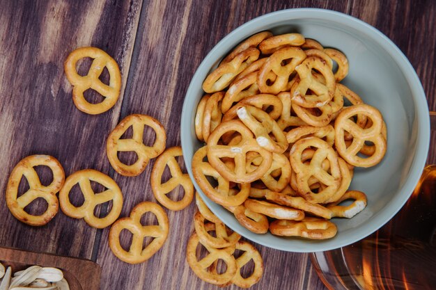 Bovenaanzicht van mini pretzels in een kom op rustiek