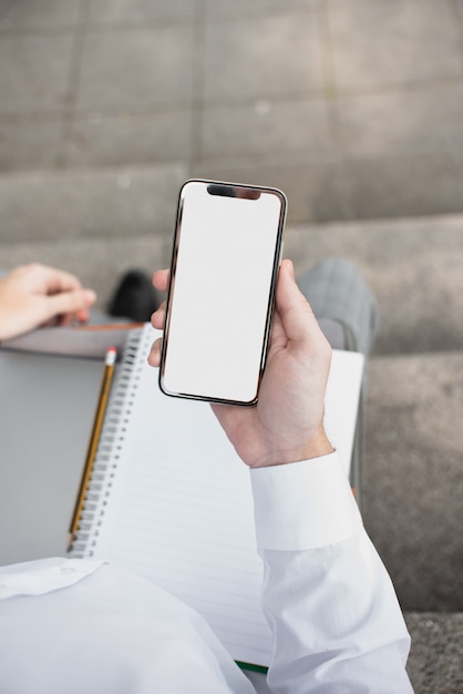 Bovenaanzicht van mobiele telefoon buitenshuis