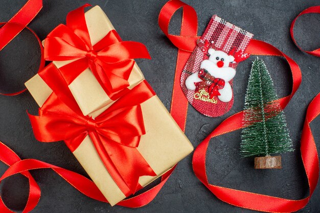 Bovenaanzicht van mooie geschenken xsmas sok kerstboom op donkere achtergrond