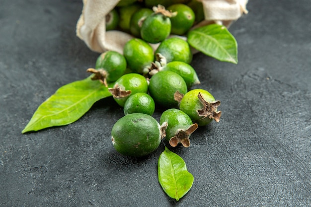 Bovenaanzicht van natuurlijke verse groene feijoa's uit een gevallen witte zak