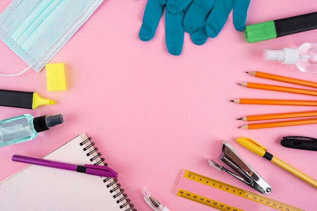 Bovenaanzicht van nieuwe normale schoolbenodigdheden