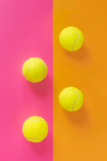 Bovenaanzicht van nieuwe tennisballen