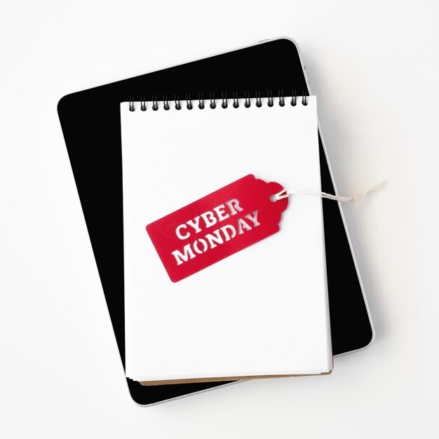 Bovenaanzicht van notebook met cyber maandag-tag