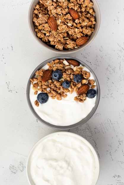 Gratis foto bovenaanzicht van ontbijt yoghurt met granen en bosbessen