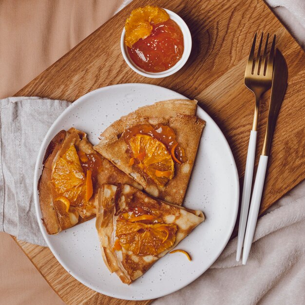 Bovenaanzicht van ontbijtpannenkoeken met jam