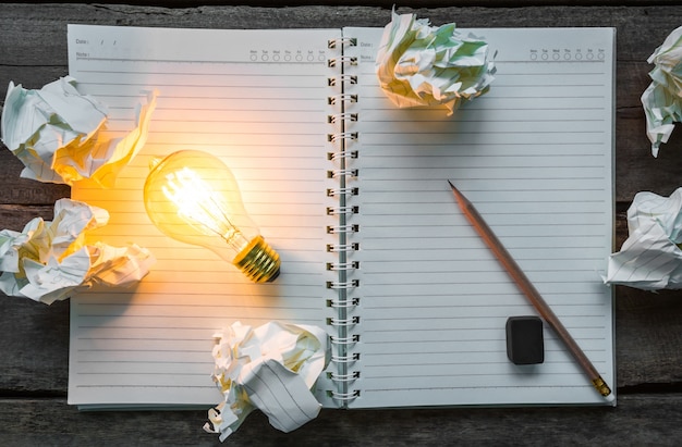 Bovenaanzicht van ontstoken lamp op een notebook