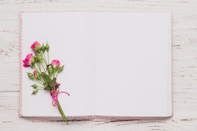 Bovenaanzicht van open boek met leuke bloemen