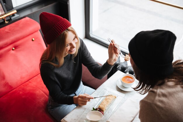 Bovenaanzicht van paar in café