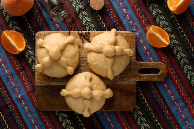 Bovenaanzicht van pan de muerto deeg