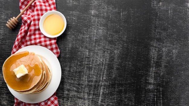 Gratis foto bovenaanzicht van pannenkoeken met kopie ruimte