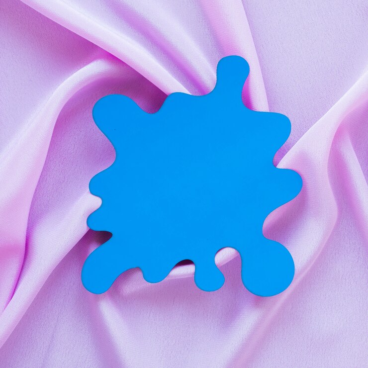 Gratis Foto bovenaanzicht van papier cu-out voor carnaval op stof