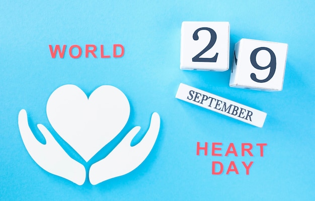 Bovenaanzicht van papier hart met datum voor wereldhartdag