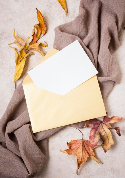 Bovenaanzicht van papier met envelop en bladeren
