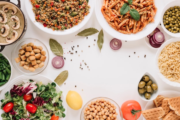 Bovenaanzicht van pasta en wafels met kopie ruimte