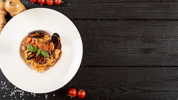 Bovenaanzicht van pasta en zeevruchten op houten tafel