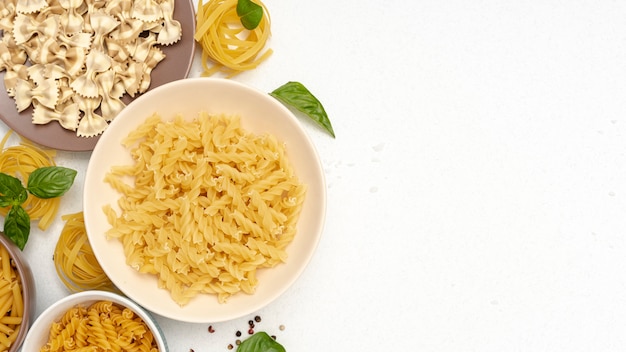 Bovenaanzicht van pasta in kommen met kopie ruimte
