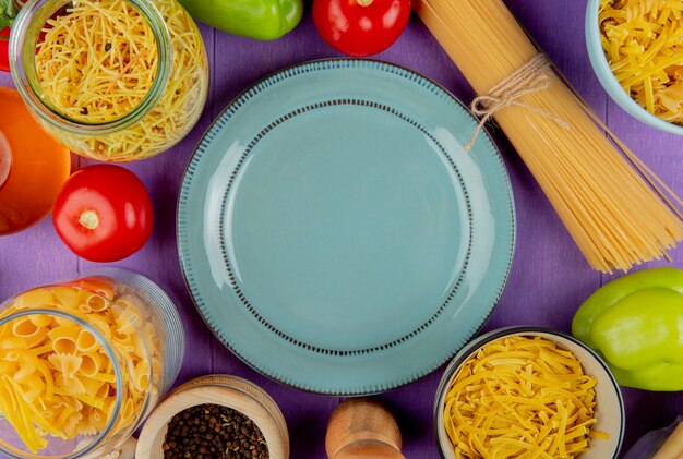 Bovenaanzicht van pasta met ingrediënten